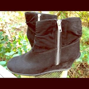 Aerosoles black booties